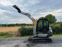 Minibagger JCB 8026 CTS mit nach oben ausgefahrenem Ausleger