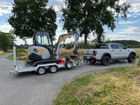 Ford Ranger Raptor mit Brian James Baumaschinenanh&auml;nger und Minibagger JCB 8026 CTS